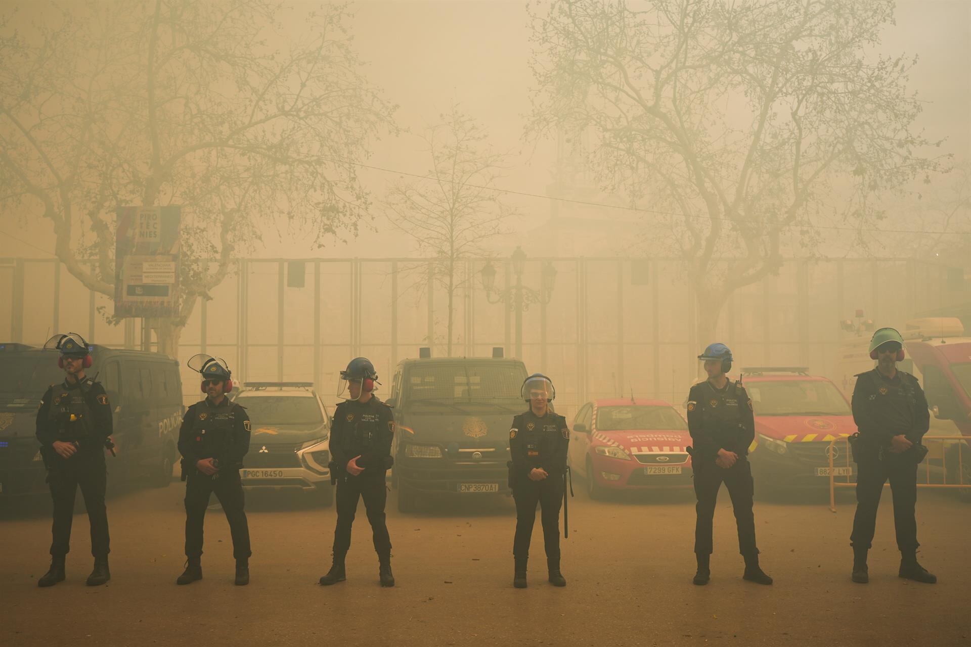 Agentes de policía durante una mascletà