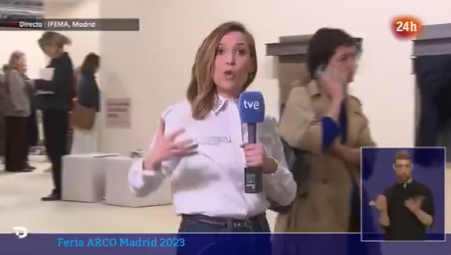 El momento en el que se cuela la mujer de la gabardina