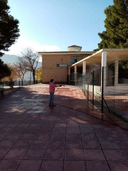 Un operario del Ayuntamiento de Jódar procede a tareas de desinfección de uno de los centros educativos de la ciudad