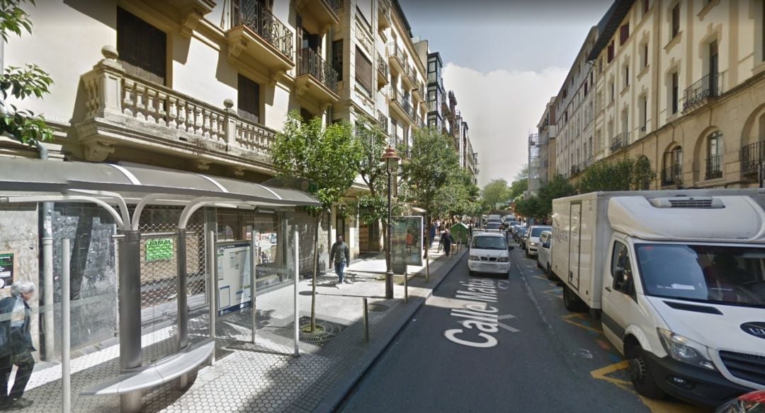 Un operario ha resultado herido al caerse el ascensor en el que estaba trabajando desde un sexto piso en calle Matia 18, San Sebastián.