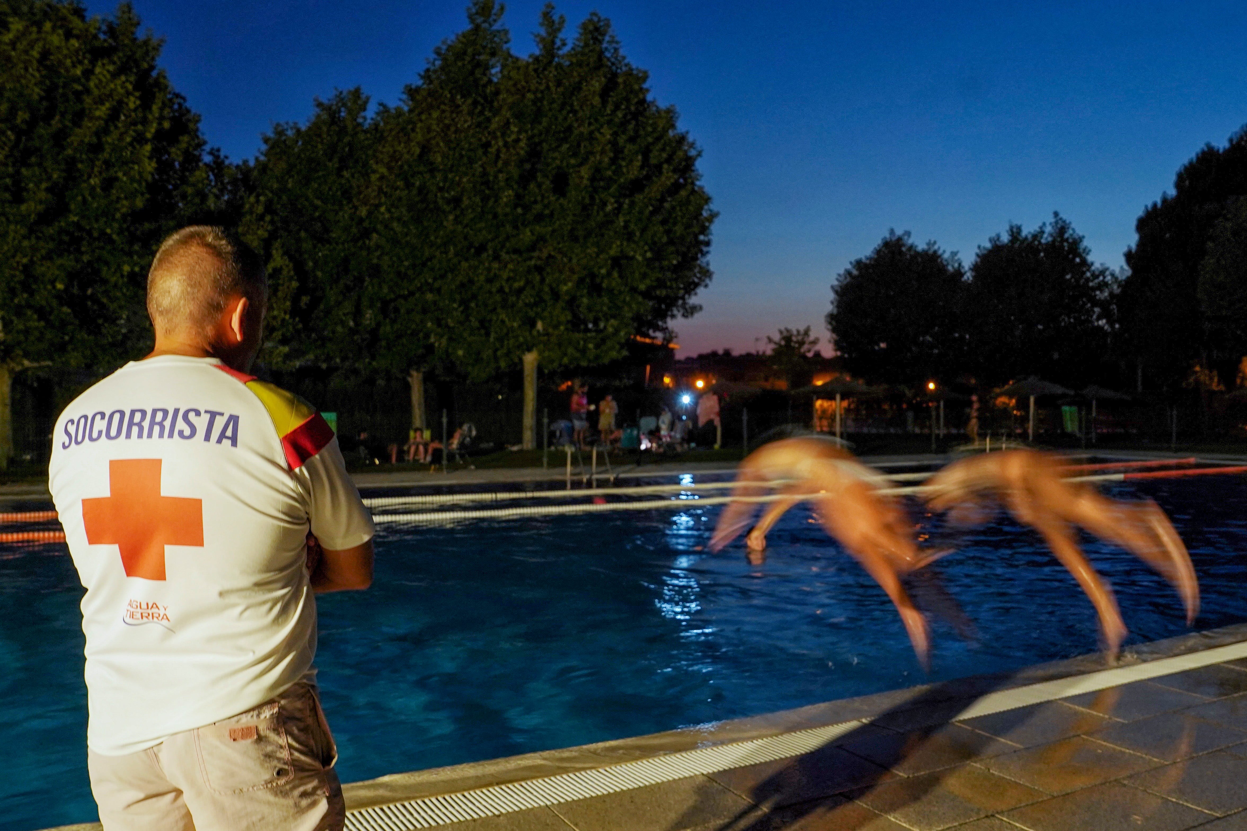 VALLADOLID, 24/07/2024.- ola de calor que sufre la mayor parte de la Península Ibérica hace que algunos Ayuntamientos, como el de Viana de Cega, en Valladolid, abra las piscinas municipales hasta las once de la noche para que los vecinos puedan refrescarse y mitigar los efectos de las altas temperaturas. EFE/Nacho Gallego
