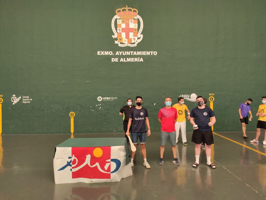 Los campeones en el centro de la pista del Frontón Andarax.