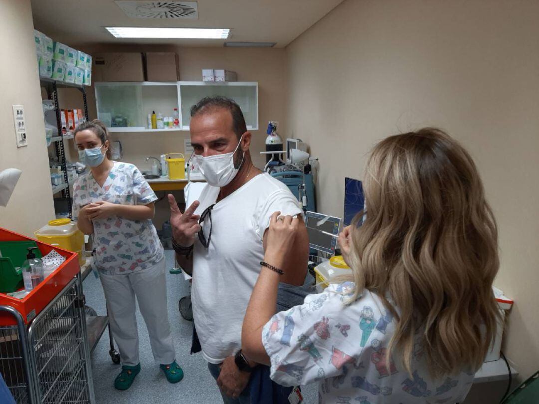 Personal sanitario vacunándose en el Hospital General. Foto de archivo