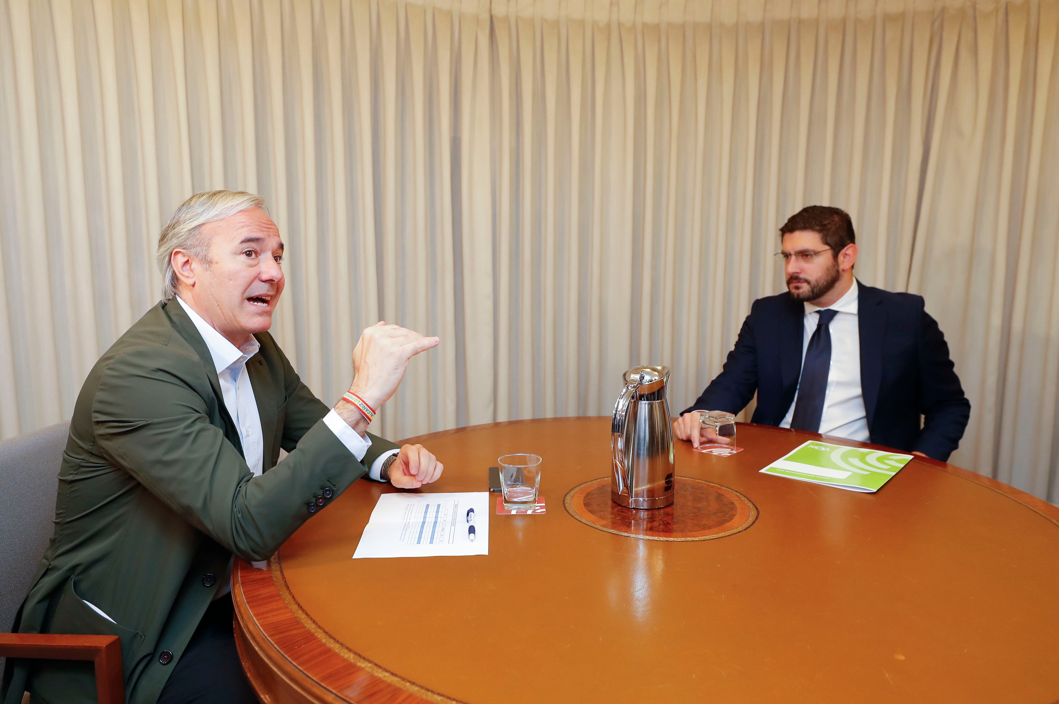 El candidato Vox al Gobierno de Aragón Alejandro Nolasco (d), en una reunión con el candidato del PP a la Presidencia de Aragón, Jorge Azcón (i).