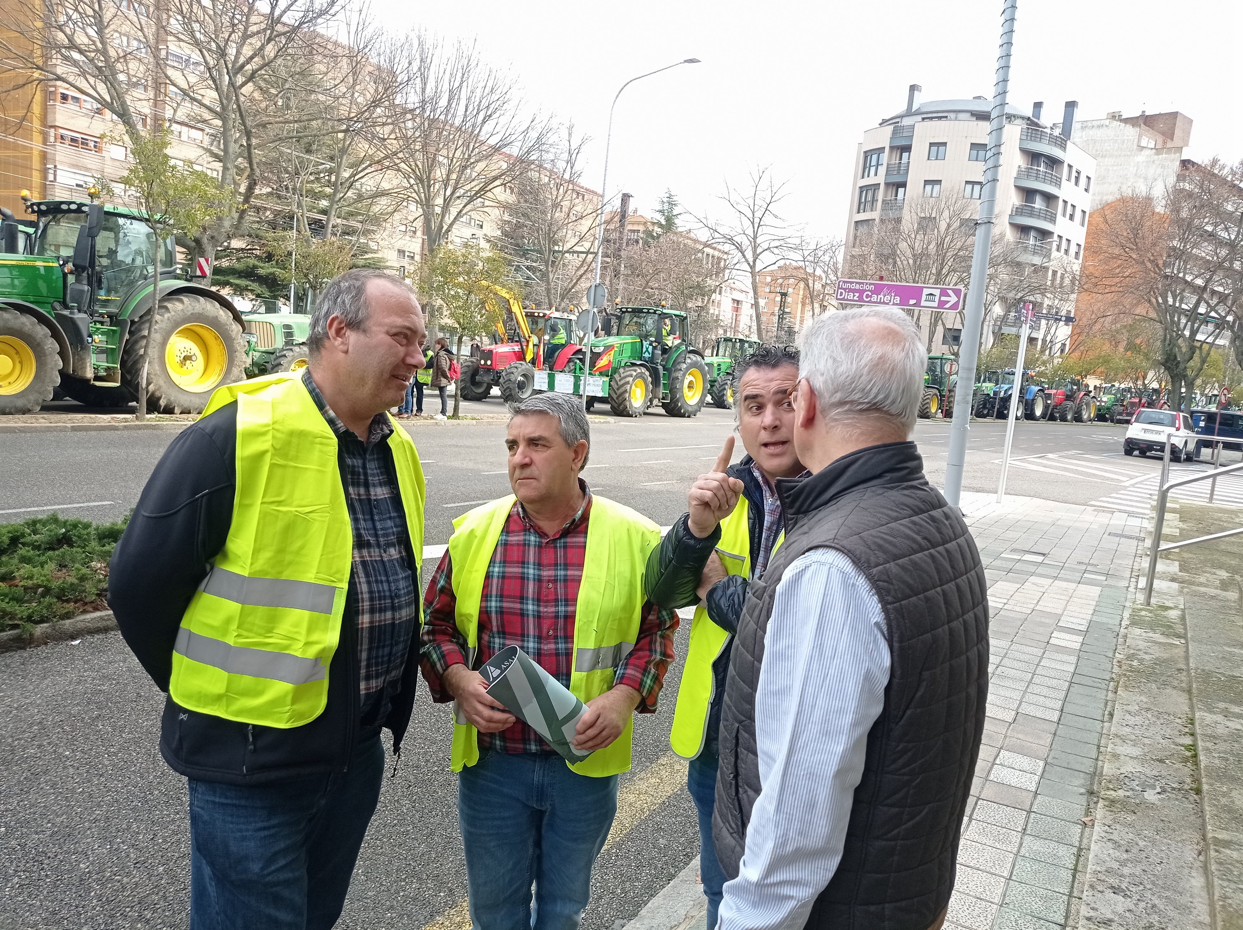 Momento en que David tejerina (COAG), Blas Donis (UPA) y José Luis Marcos (ASAJA) hacen entrega al subdelegado del Gobierno en Palencia, Ángel Miguel el manifiesto del pasado 14 de febrero