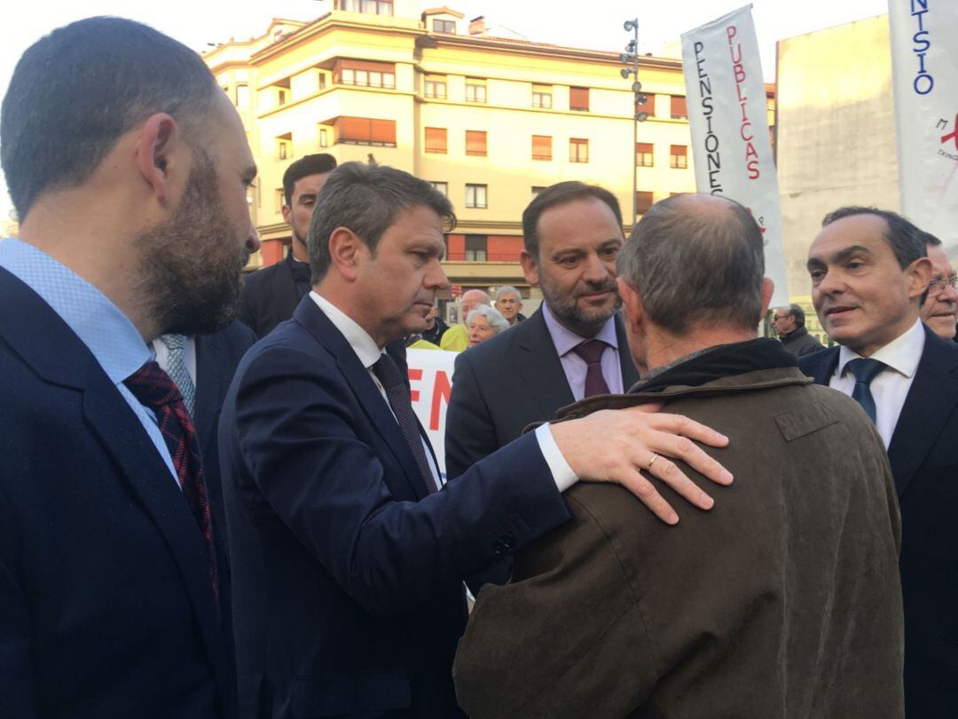 Ábalos, Itxaso, Santano y Páez en la Plaza San Juan momentos antes de firmar el convenio