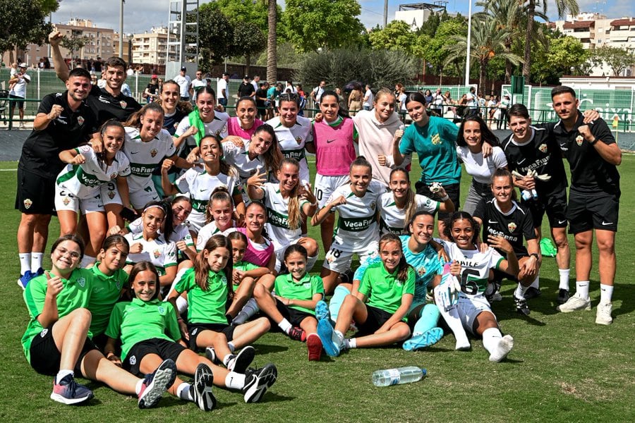 Entrenadores, jugadoras del Elche CFF y algunas canteranas celebran la victoria y el liderato