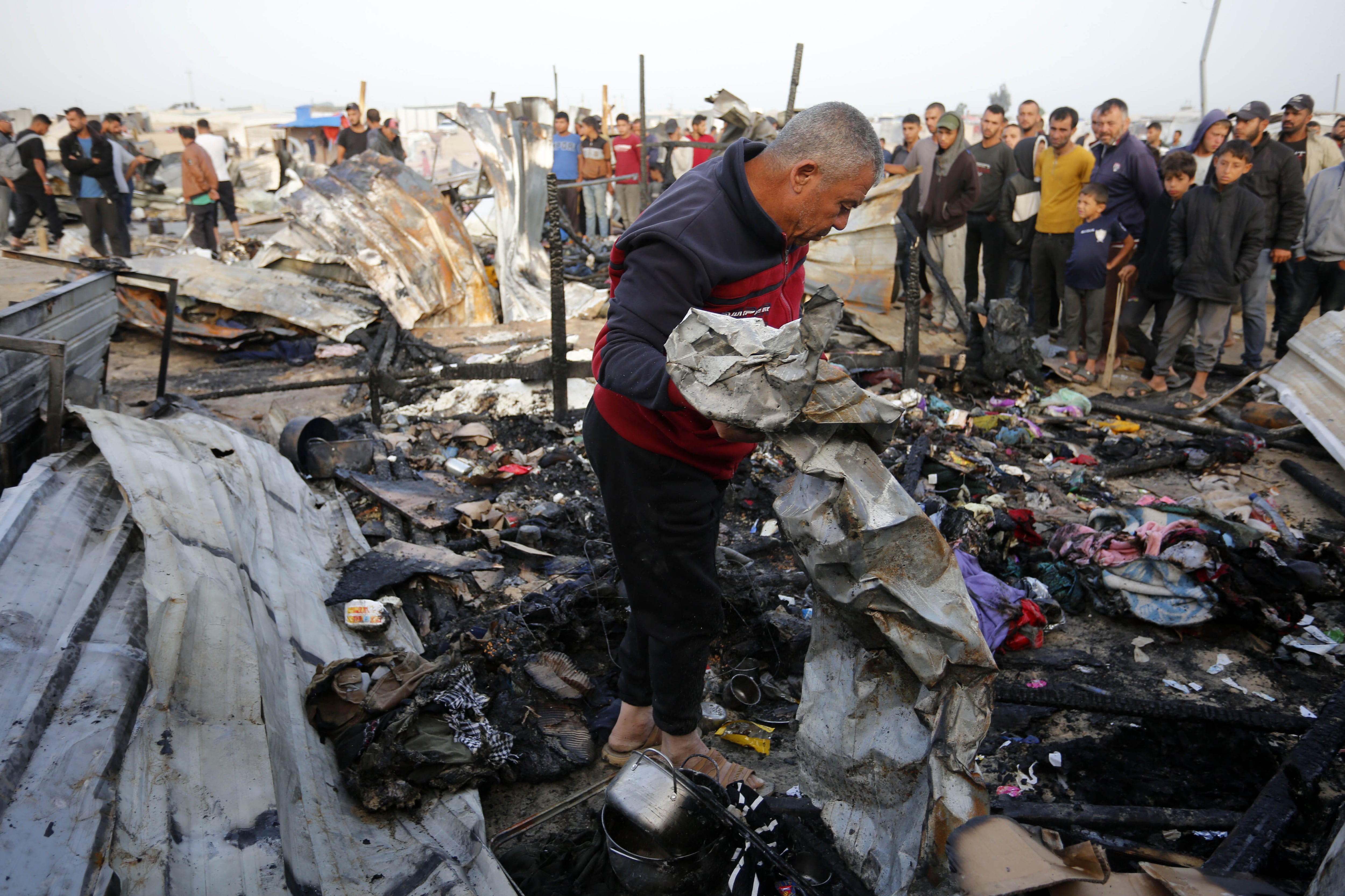 Ataque de Israel a un campo de refugiados de Rafah. (Photo by Ashraf Amra/Anadolu via Getty Images)