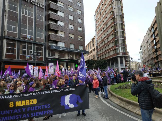 La manifestación, a su salida de la plaza de Lazúrtegui