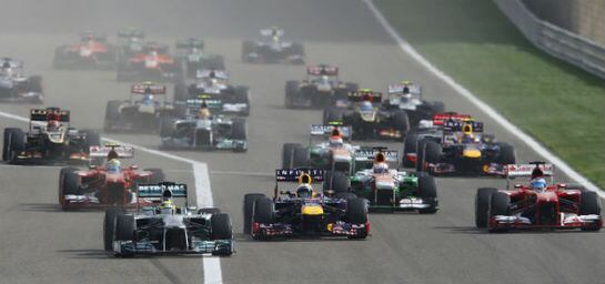 Los tres pilotos han intentado ponerse por delante desde la primera curva del GP de Barhéin.