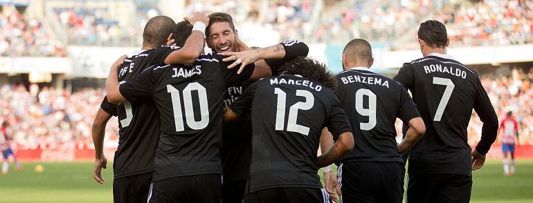 GRANADA, SPAIN - NOVEMBER 01:  James Rodriguez (2ndL) of Real Madrid CF celebrates scoring their second goal with teammates Pepe (L), Sergio Ramos (3dL), Marcelo (3dR), Karim Benzema (2ndR) and Cristiano Ronaldo (R) s  during the La Liga match between Gra