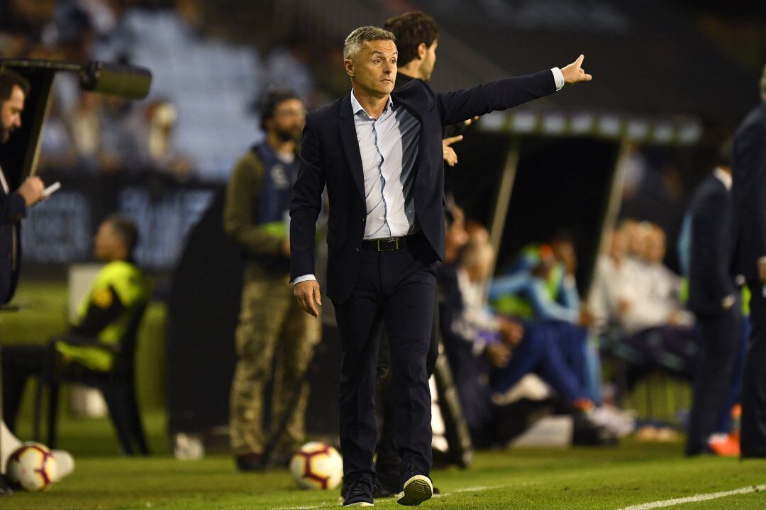 Fran Escribá dirige al Celta durante un partido en Balaídos