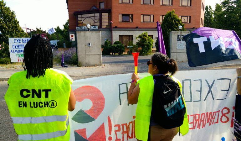 Las trabajadoras han comenzado movilizaciones para protestar por su despido