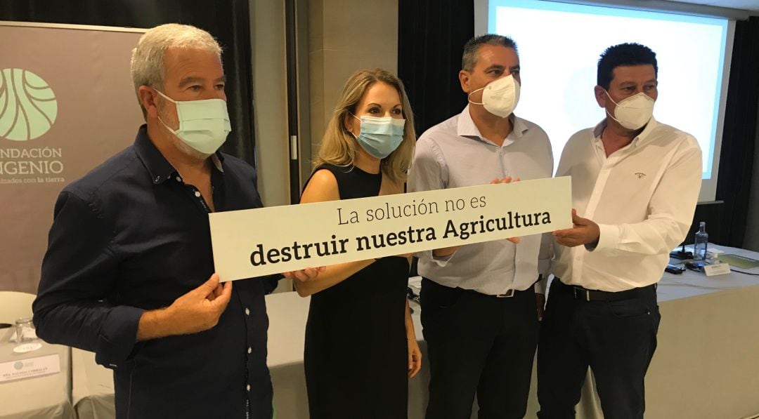 De izquierda a derecha: Santiago Martínez, presidente de FECOAM; Natalia Corbalán, directora de la Fundación Integra; Javier Soto, vicepresidente de Proexport; y Manuel Martínez, presidente de la Comunidad de Regantes de Cartagena