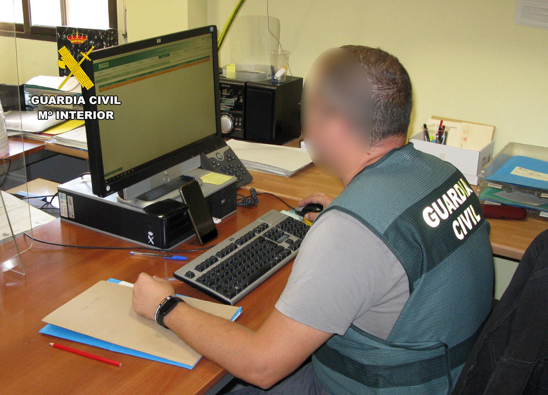 Un agente de la Guardia Civil, durante la investigación