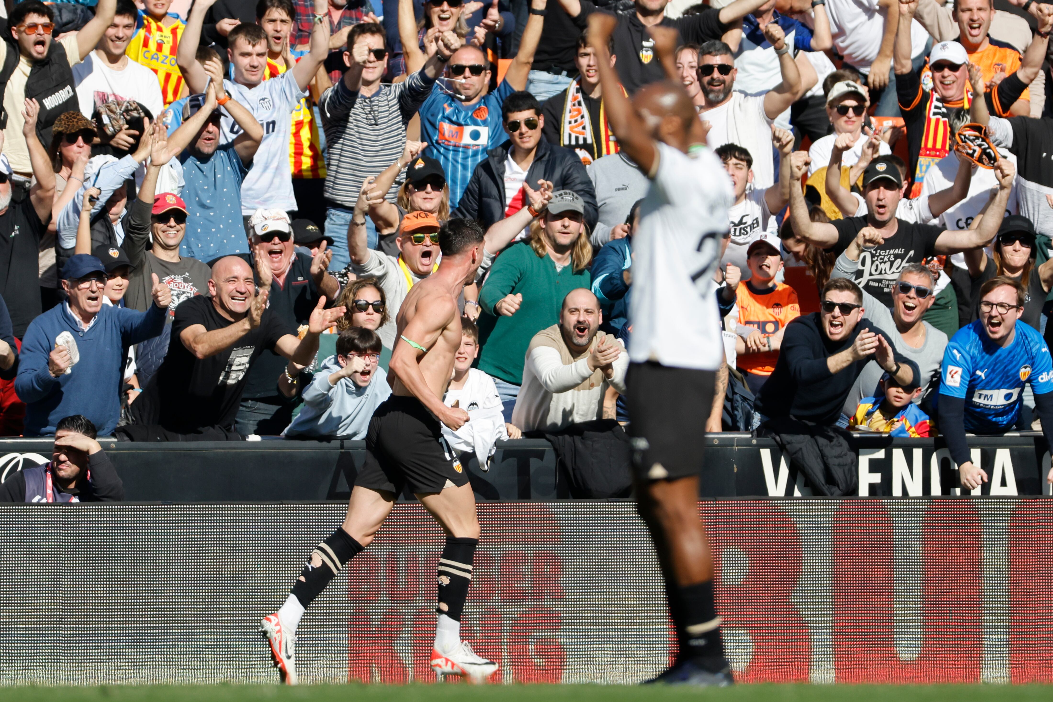 VALENCIA, 03/02/2024.- El delantero ucraniano del Valencia Roman Yaremchuk (c) celebra tras marcar el 2-0 contra el UD Almería, durante su partido de LaLiga disputado este sábado en Mestalla. EFE/ Ana Escobar
