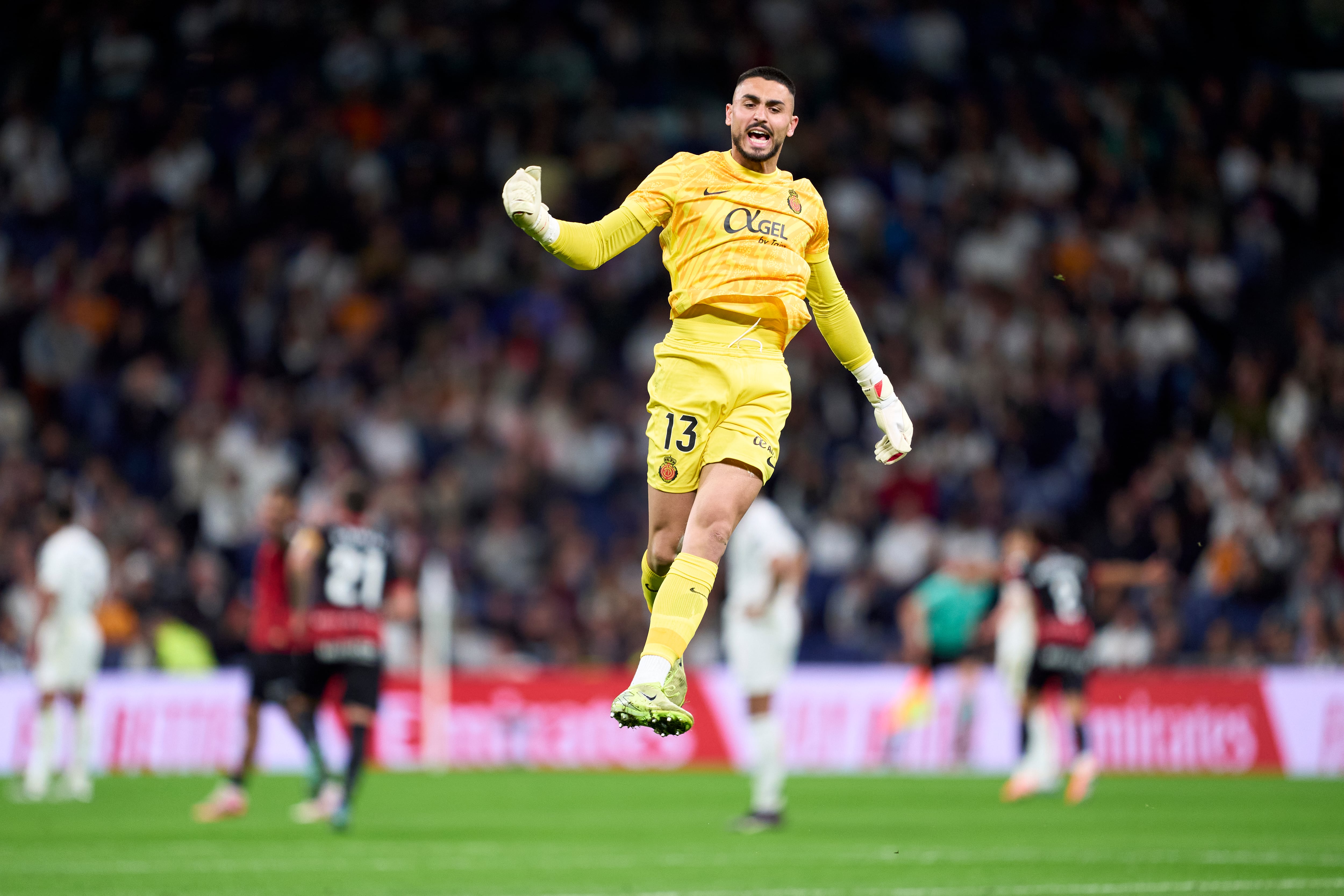 Leo Román celebra el gol de Valjent ante el Real Madrid