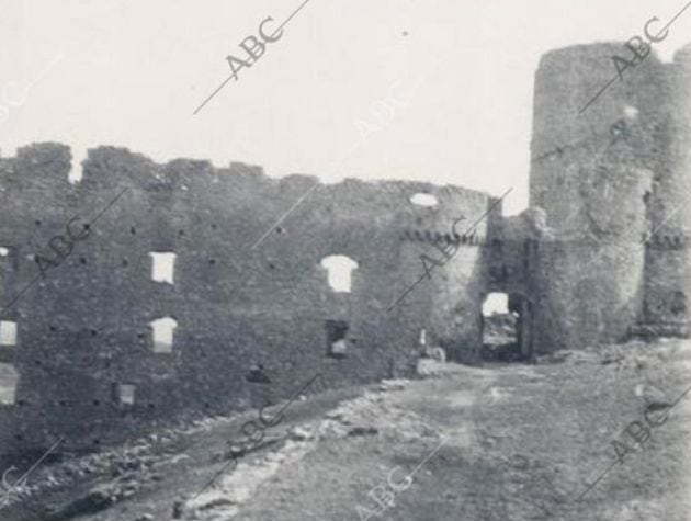 Acceso a la fortaleza de Moya en los años 20 del siglo XX donde se puede apreciar la pared del antiguo palacio a la izquierda del castillo.