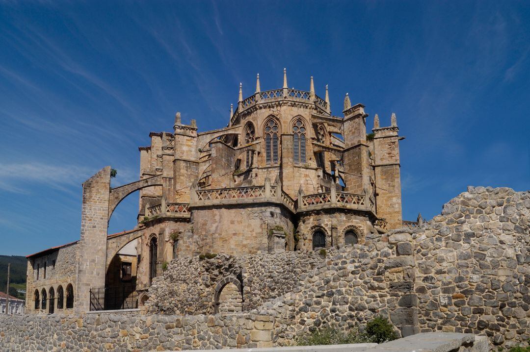 Iglesia de Santa María de Castro Urdiales, uno de los bienes inmatriculados por la diócesis.