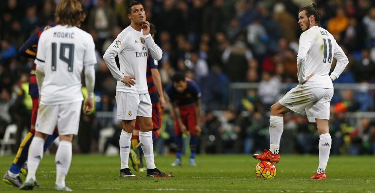 Cristiano y Bale se disponen a sacar de centro tras un gol de Luis Suárez en el Clásico.