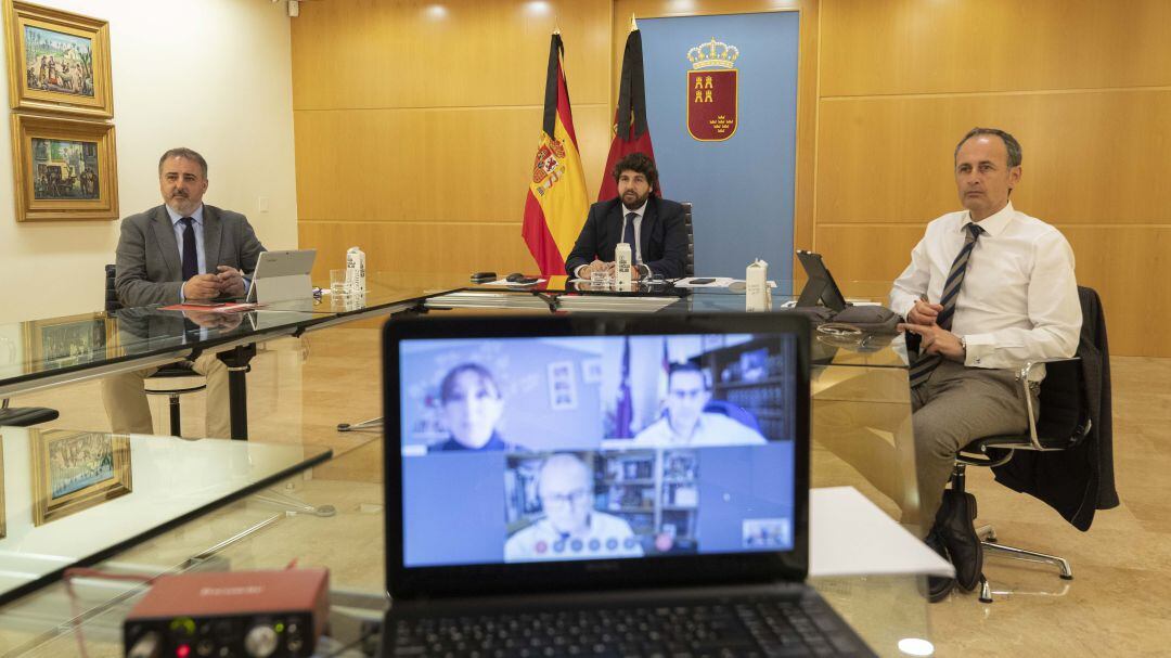 El consejero Celdrán (derecha) participando en la videoconferencia entre el presidente López Miras y la presidenta de la Federación de Municipios de la Región