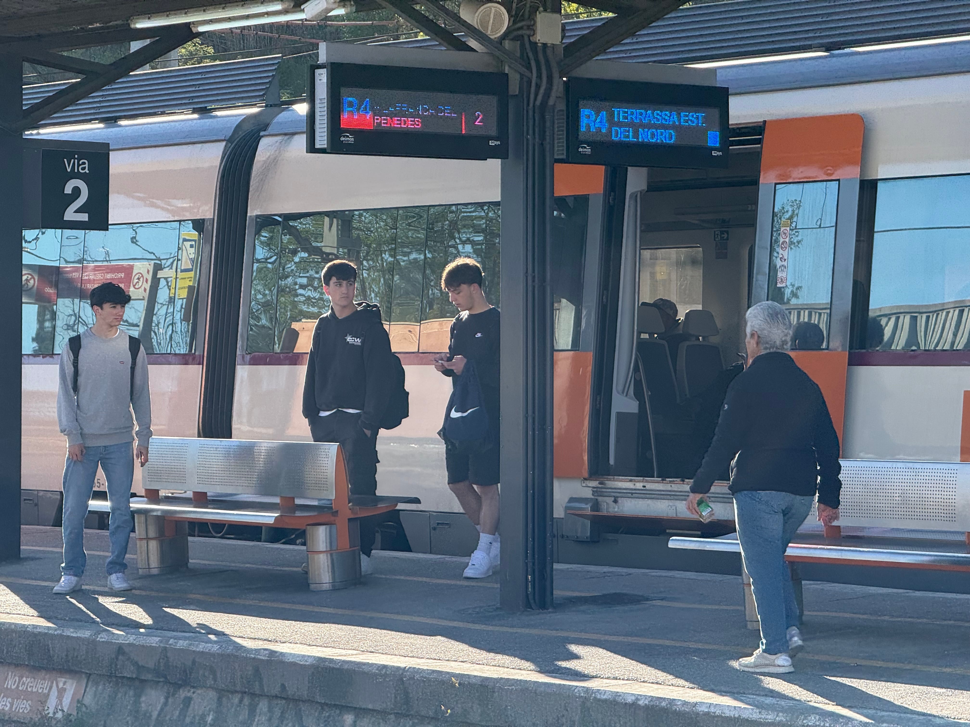 Usuaris a l'andana de l'estació de Sant Sadurní