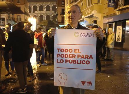 José Luis Ordoñez, candidato de Unidas Podemos, muestra un cartel de su formación