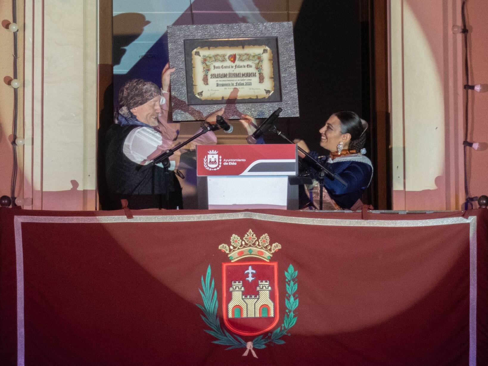 Fernando Álvarez, pregonero de Fallas de Elda 2023 junto a Eva Vicente, presidenta de la Junta Central de Fallas de Elda