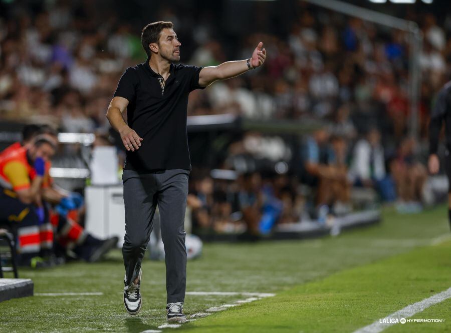 Gabi se dirige a sus futbolistas en el partido contra el Castellón