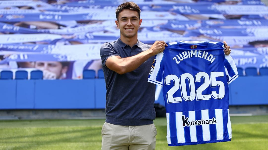 Zubimendi posa con la nueva camiseta de la Real y su saño de renovación