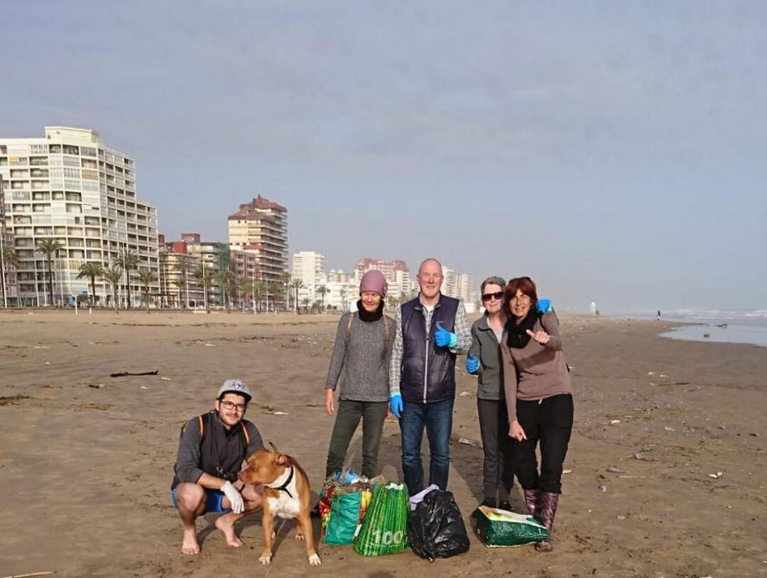 Grupo de gente que ha empezado a limpiar la playa de Gandia 