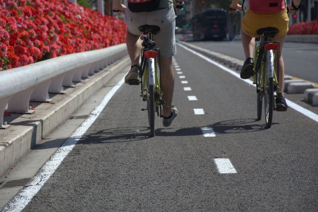 Ciclistas en el Puente de las flores