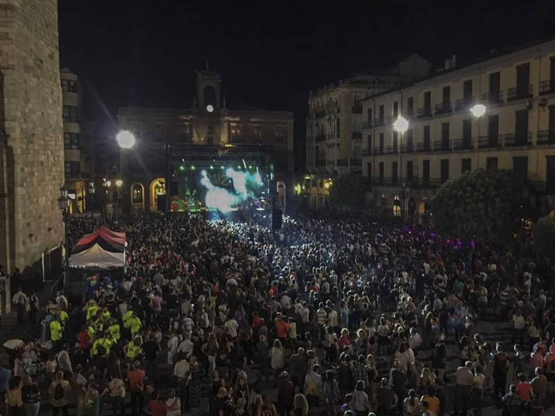 Momento de una actuación en la Plaza Mayor durante las fiestas de San Pedro