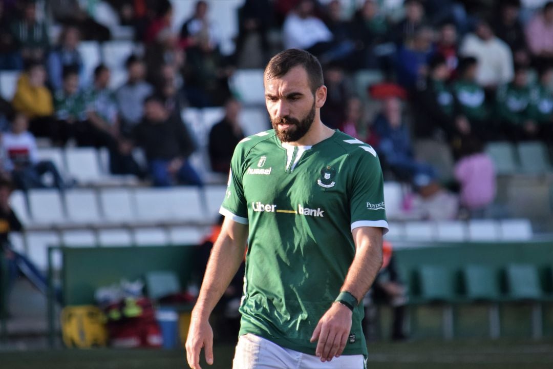 Chato, jugador del Toledo en un partido en el Salto del Caballo