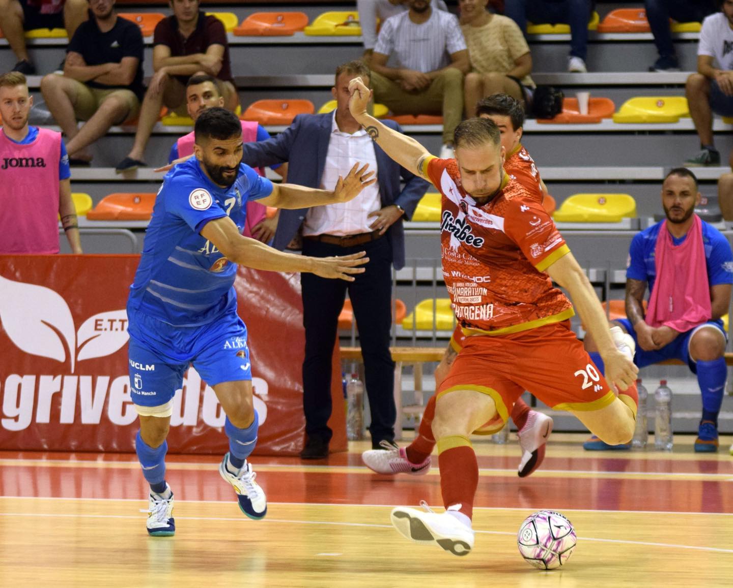 Solano dispara a puerta durante la eliminatoria ante Valdepeñas, su anterior equipo