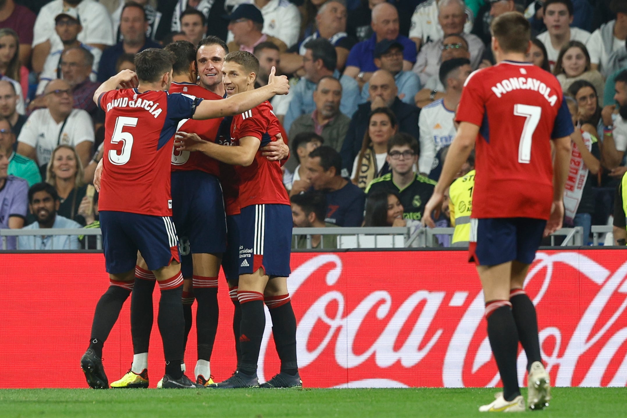 Los jugadores de Osasuna celebran el gol con Kike García ante el Real Madrid de este domingo en el estadio Santiago Bernabéu