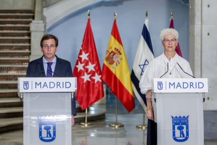 El alcalde de Madrid, José Luís Martinez Almeida y la embajadora de Israel en España, Rodica Radian-Gordon