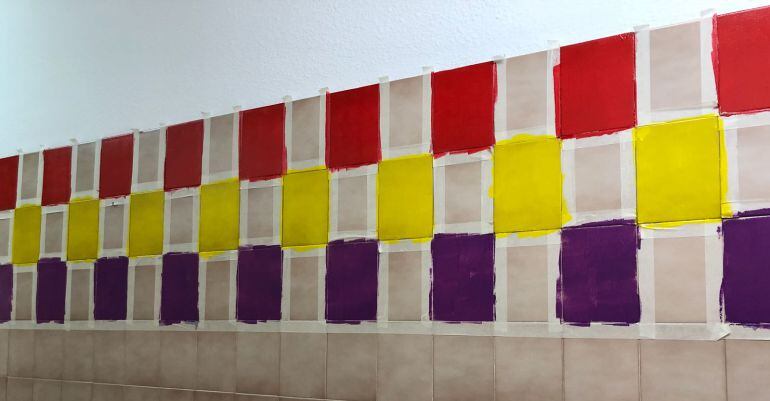 Dibujo con los colores de la bandera republicana en el pasillo del colegio de Los Villares.