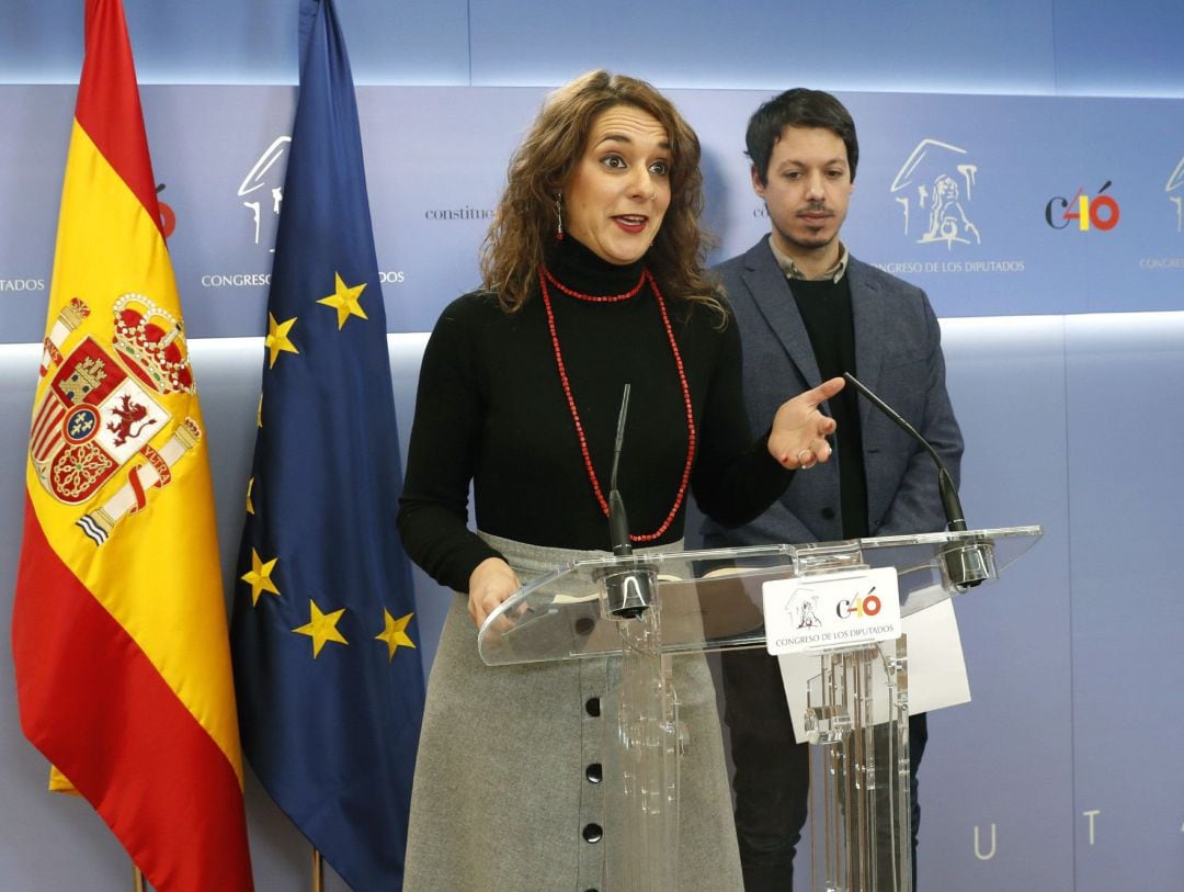 La portavoz de Podemos Noelia Vera durante la rueda de prensa ofrecida hoy en el Congreso. 