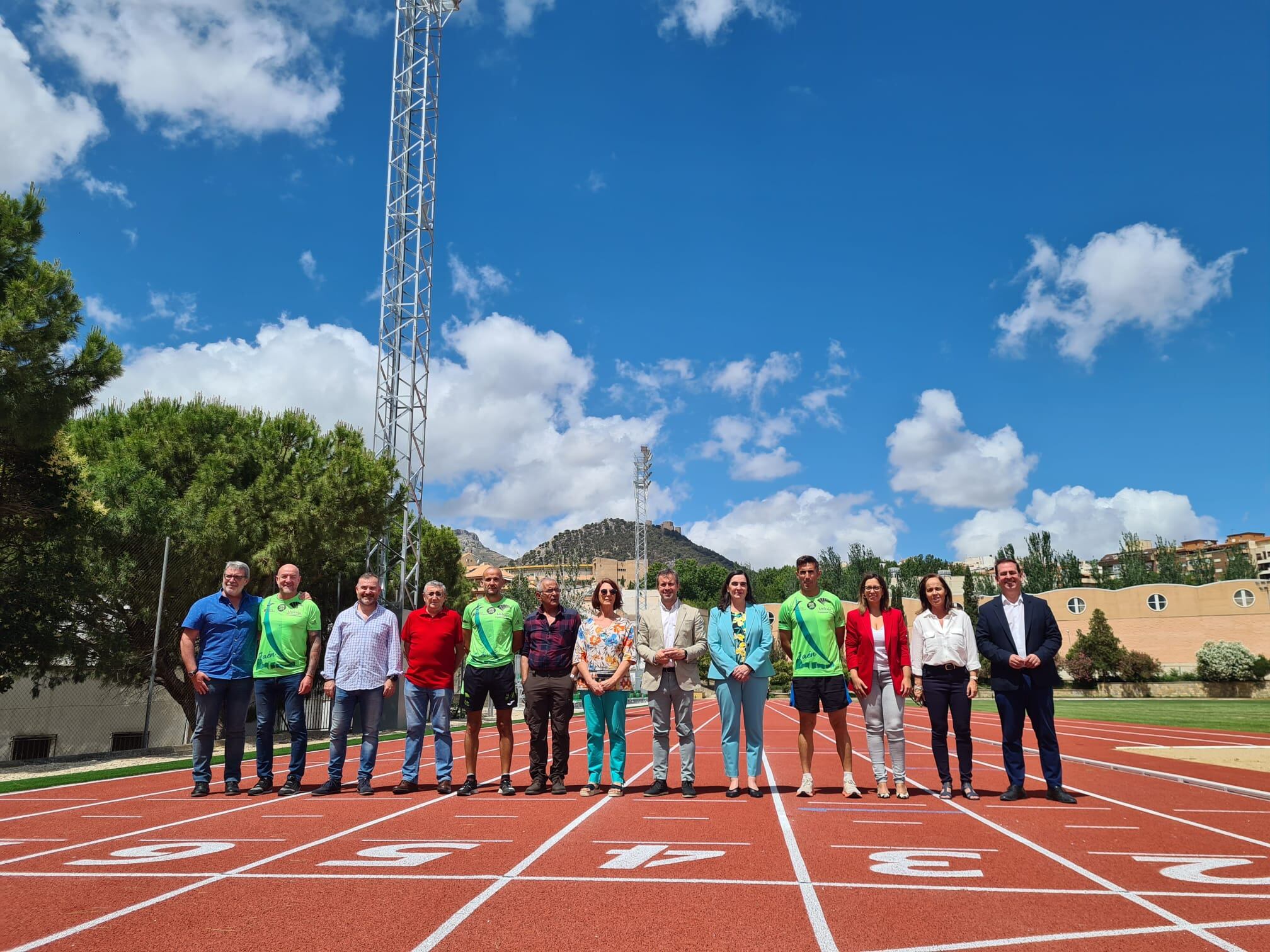 Miembros del equipo de gobierno en funciones junto a representantes de clubes de atletismo de la capital se congratulan de la nueva instalación deportiva para la ciudad de Jaén