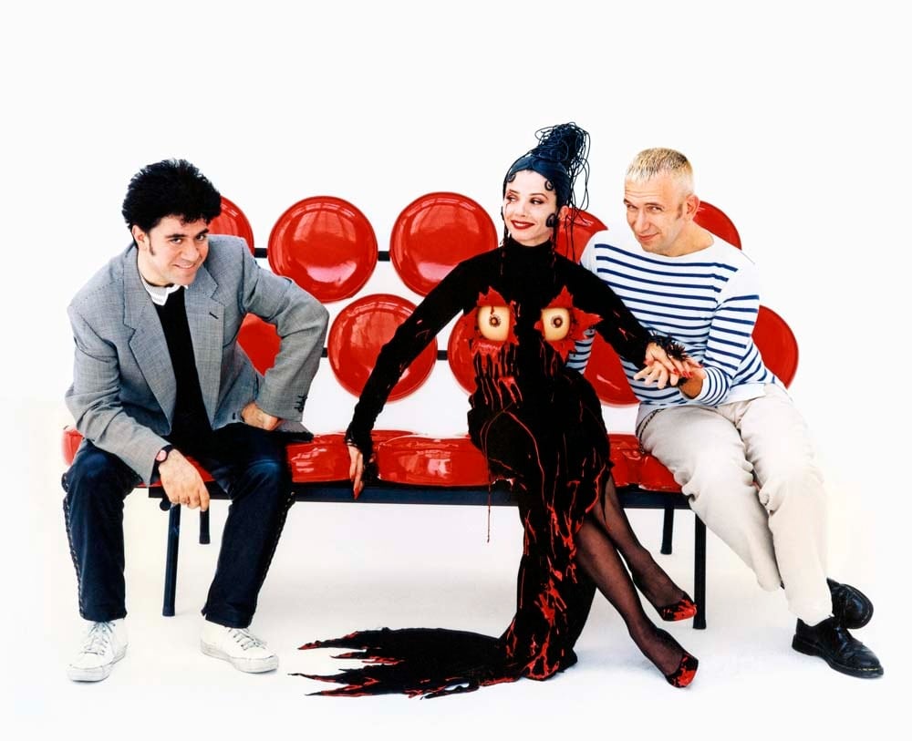 Pedro Almodóvar, Victoria Abril y Jean Paul Gaultier durante el rodaje de Kika (1994)