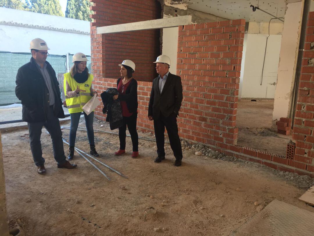 Visita del alcalde y la concejal Alcaraz a la obra del nuevo retén