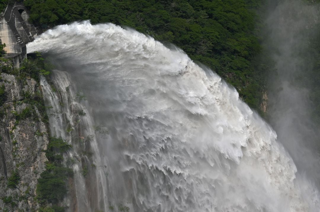 Salto de agua de una central hidroeléctrica