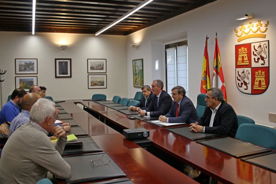 Imagen de la reunión mantenida en la delegación de la Junta