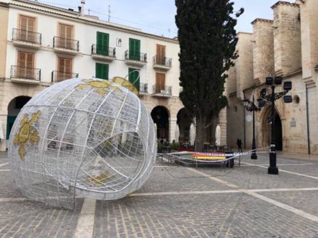 Bola decorativa de navidad estropeada por el viento