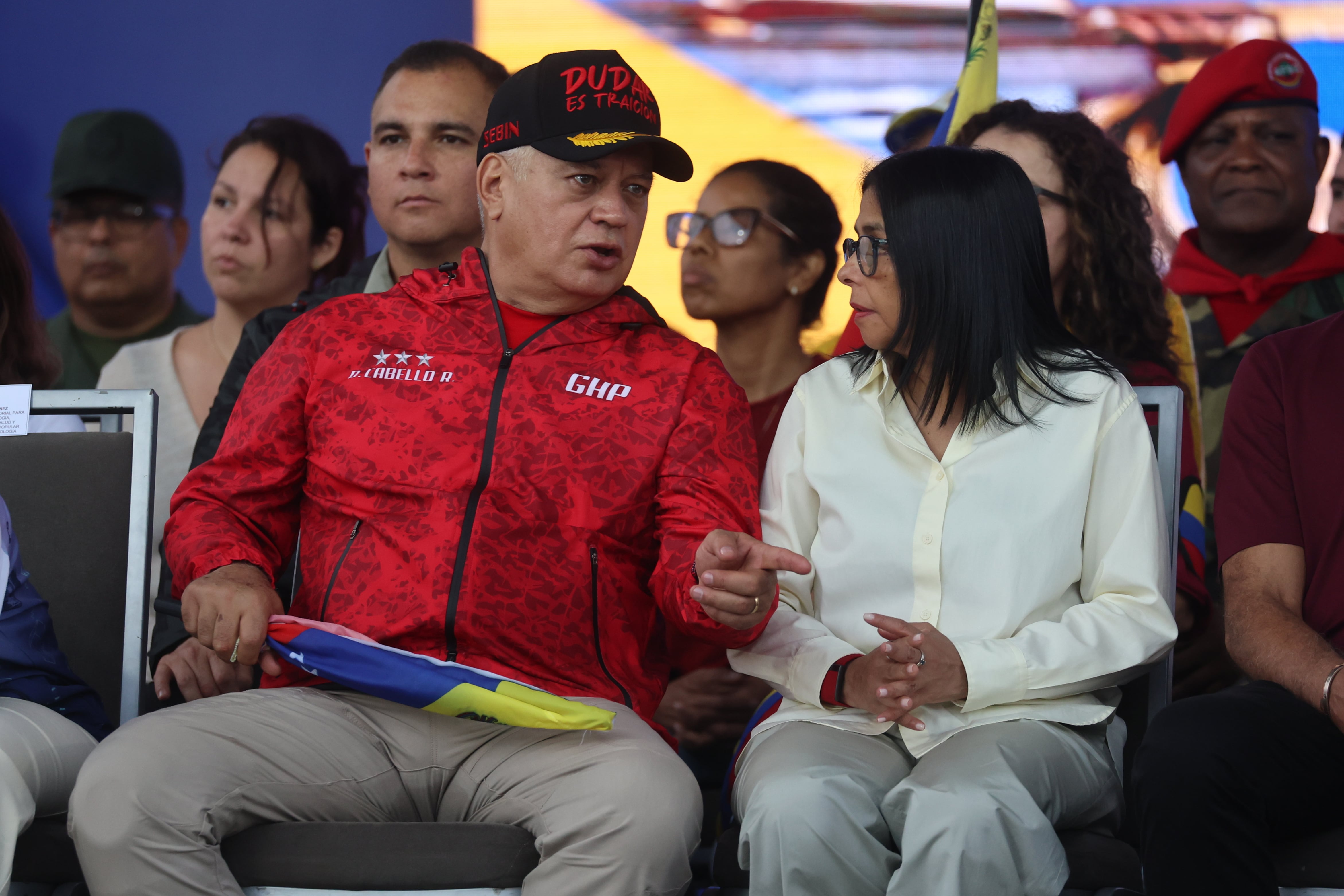 El titular de Interior y Justicia de Venezuela, Diosdado Cabello (i), habla con la vicepresidenta de Venezuela Delcy Rodríguez.