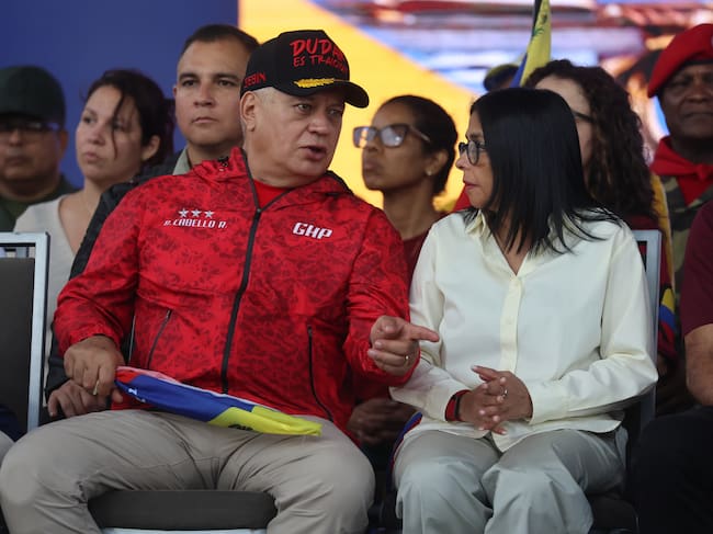 El titular de Interior y Justicia de Venezuela, Diosdado Cabello (i), habla con la vicepresidenta de Venezuela Delcy Rodríguez.