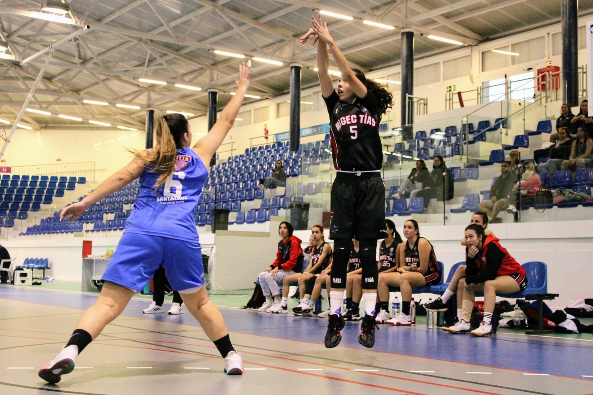 Elena Lozano en un partido del Magec Tías Lanzarote.