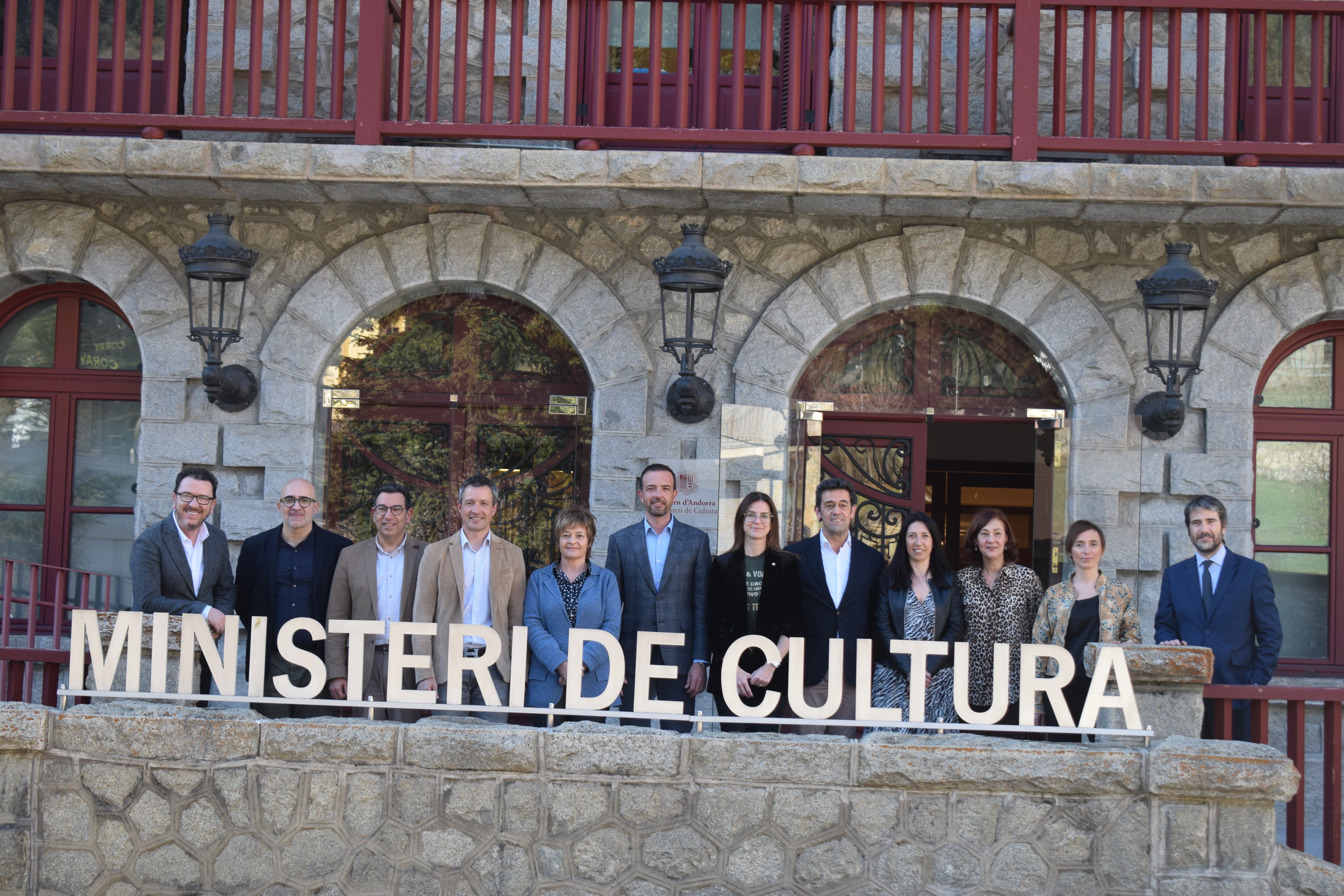 Els patrons i patrones del festival ClàssicAnd a les portes del ministeri de Cultura.