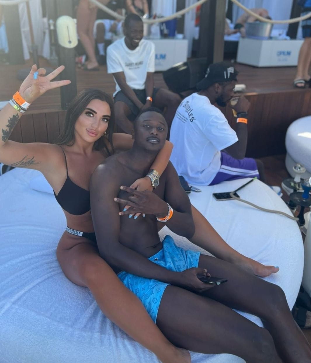 Sadiq ha comenzado las vacaciones en Marbella, pero...